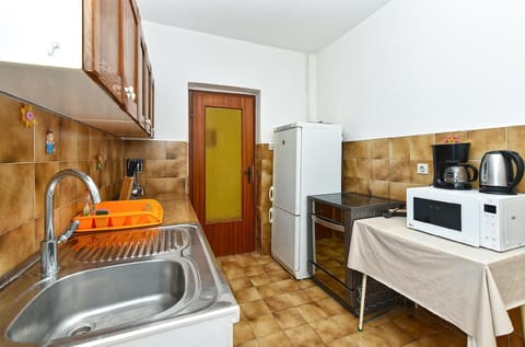 Fridge, stovetop, coffee/tea maker