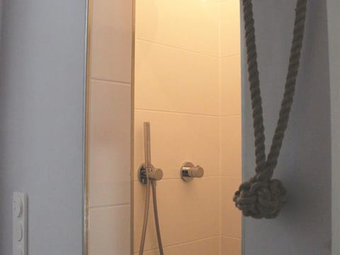 Rainfall showerhead, hair dryer, towels