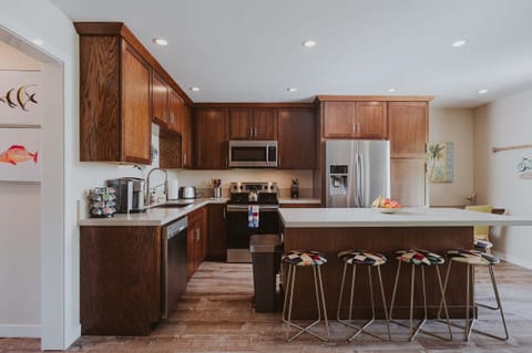 Private kitchen | Fridge, microwave, oven, stovetop