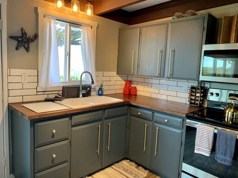 Watch the ocean at the kitchen sink! 