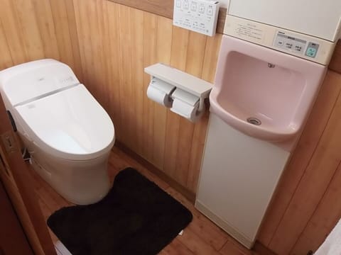 2 floor service section toilet
