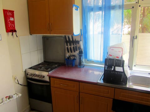 Fridge, oven, stovetop, coffee/tea maker