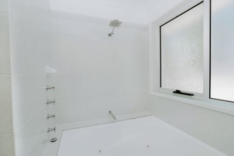 Combined shower/tub