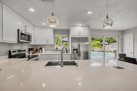Breakfast counter & Open Kitchen