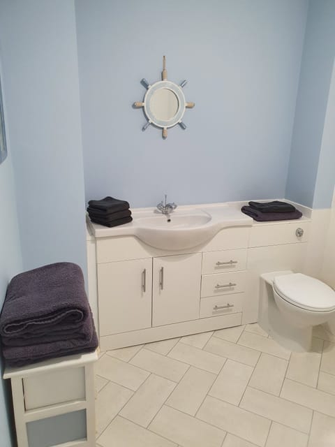 Combined shower/tub, hair dryer, towels, shampoo