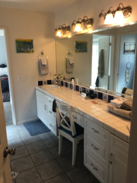 Combined shower/tub, jetted tub, hair dryer, towels