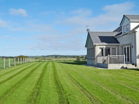 Lovely enclosed lawned garden | Wheatfield House, Kilmaurs, near Kilmarnock