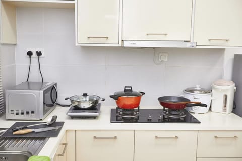 Microwave, cookware/dishes/utensils