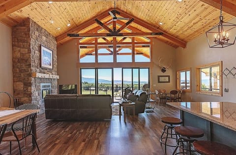 Relax and Enjoy the Beautiful Valley Views at Canyon Pines retreat