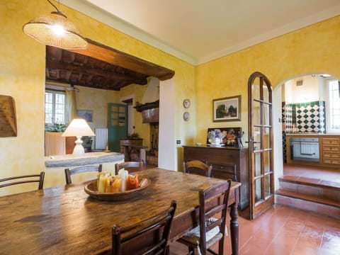 Room, Property, Furniture, Building, Interior Design, Living Room, Floor, Ceiling, Real Estate, House