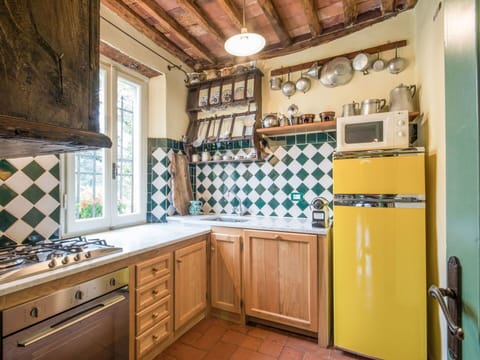 Room, Property, Kitchen, Cabinetry, Countertop, Furniture, Building, Yellow, Interior Design, Tile
