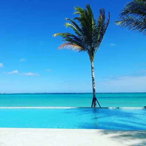 Outdoor pool, an infinity pool