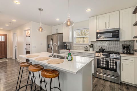 Private kitchen | Fridge, microwave, oven, stovetop