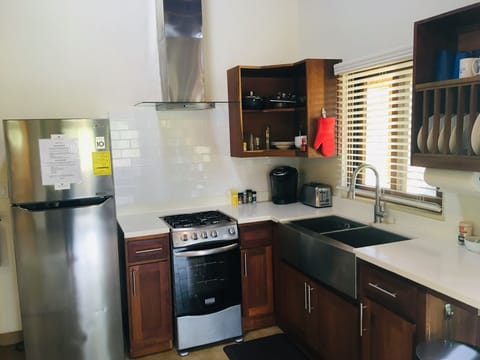 Fridge, oven, stovetop, coffee/tea maker