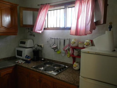 Private kitchen | Fridge, microwave, oven, stovetop