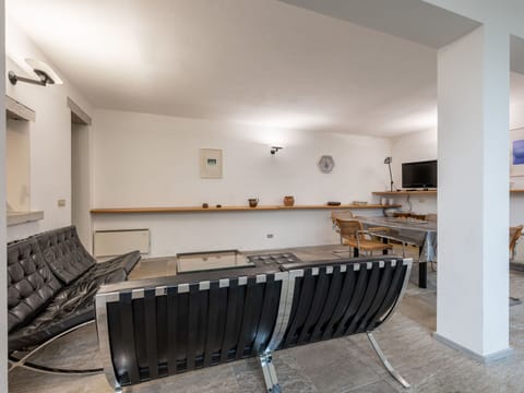 Building, Wood, House, Interior Design, Flooring, Hardwood, Ceiling, Handrail, Window, Hall