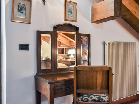 Picture Frame, Property, Cabinetry, Building, Table, Wood, House, Interior Design, Shelving