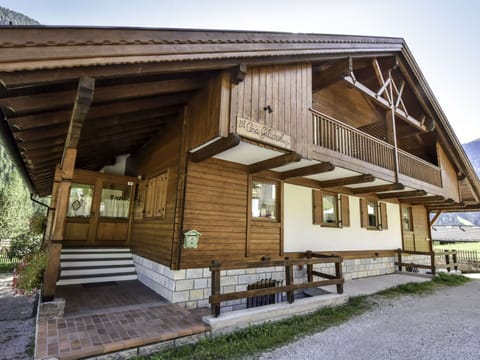Sky, Building, Plant, Window, Wood, House, Cottage, Residential Area, Landscape, Siding