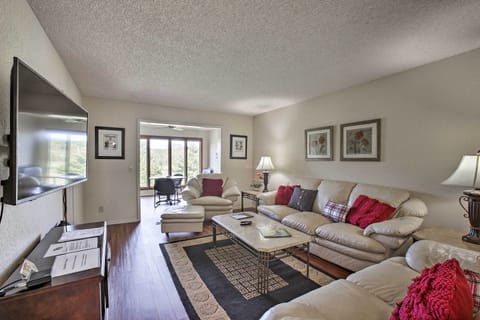 Come stay at this inviting Bella Vista townhouse with up to 8 guests!