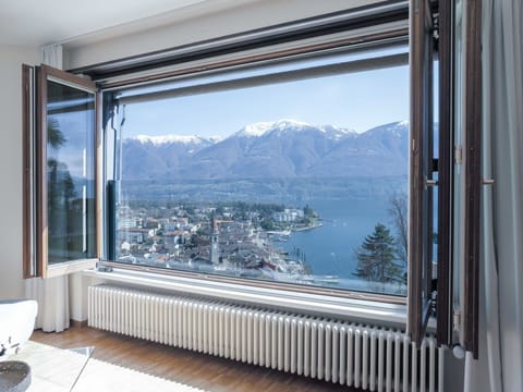 Glass, Mountain Range, Daylighting, Alps, Sound, Balcony, Winter, Window Treatment, Loch