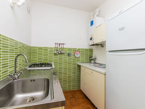 Kitchen Sink, Sink, Property, Tap, Plumbing Fixture, Green, Cabinetry, Lighting, Interior Design, Line