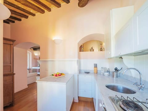 Sink, Property, Cabinetry, Kitchen Sink, Tap, Countertop, Interior Design, Wood, Architecture, Flooring