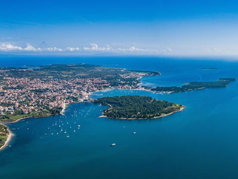 Water, Sky, Azure, Natural Landscape, Coastal And Oceanic Landforms, Horizon, Landscape, Lake, Waterway