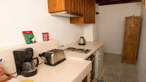 Fridge, oven, stovetop, coffee/tea maker