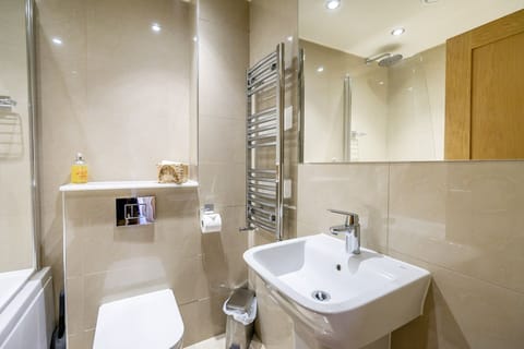 Combined shower/tub, hair dryer, towels