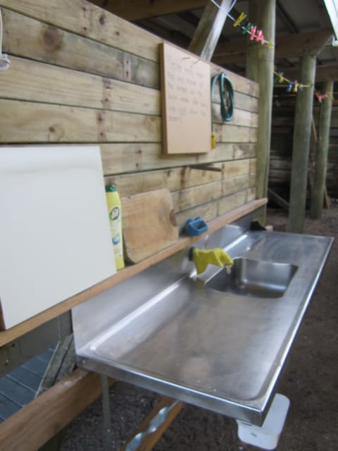 Fish filleting station