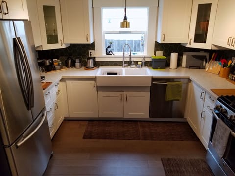 Fully stocked kitchen w/ toaster, coffee brewer/grinder, french press, and more