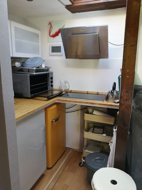 Fridge, oven, stovetop, coffee/tea maker