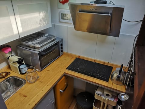 Fridge, oven, stovetop, coffee/tea maker