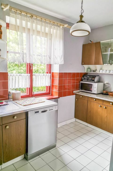 Cabinetry, Property, Countertop, Kitchen Appliance, Kitchen, Kitchen Stove, Kitchen Sink, Home Appliance, Wood, Lighting