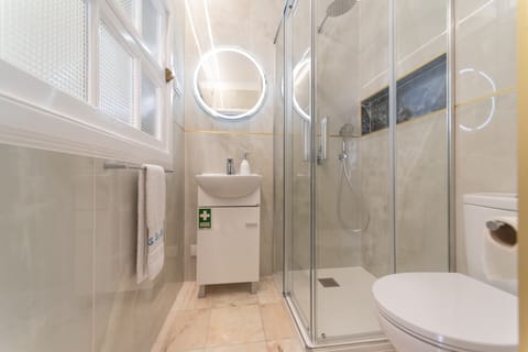 Combined shower/tub, hair dryer, towels