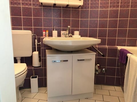 Combined shower/tub, hair dryer, towels