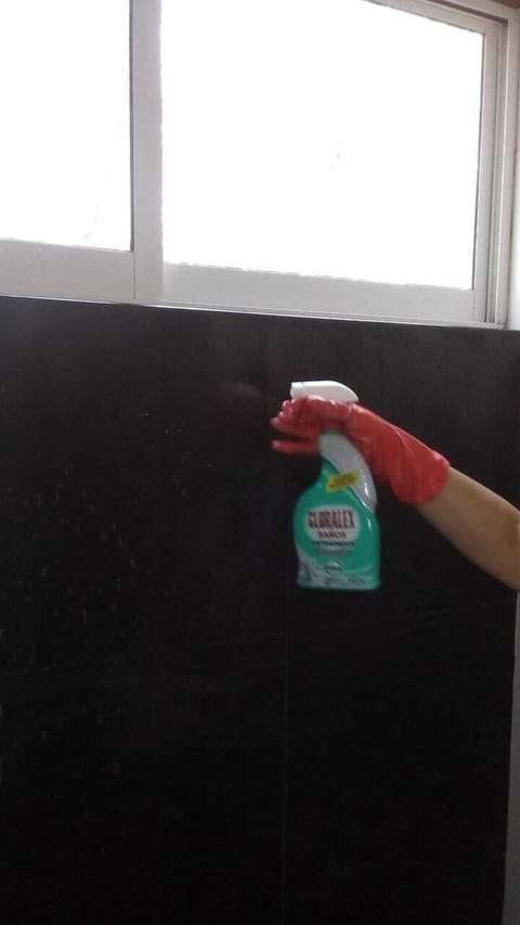 Baños: pared se talla, lava y desinfecta,