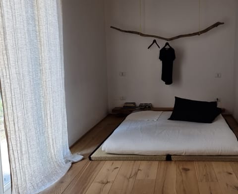 1 bedroom, bed sheets