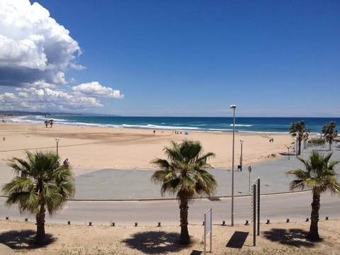 Beach nearby, sun loungers, beach towels