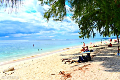 Beach nearby, sun loungers, beach towels