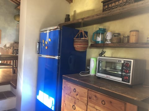 Fridge, oven, stovetop, coffee/tea maker