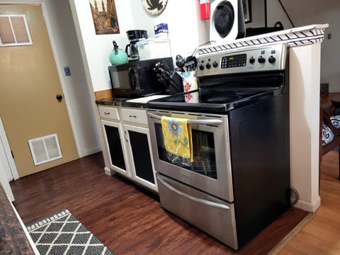 Full-size fridge, microwave, oven, stovetop