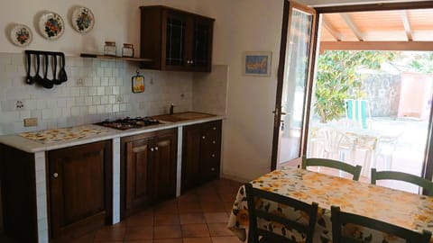 Fridge, stovetop, coffee/tea maker