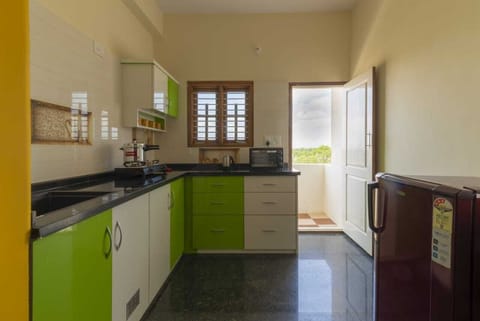 Private kitchen | Fridge, microwave, oven, electric kettle