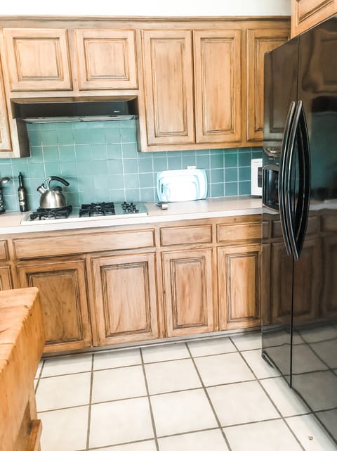 Kitchen has all the amenities.