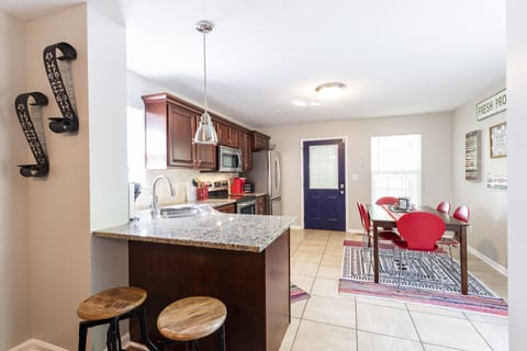 Breakfast bar, granite counter tops, and dining area for 6.