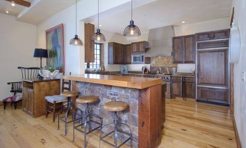 Cowboy Heaven Luxury Suite 1B, Kitchen, 1