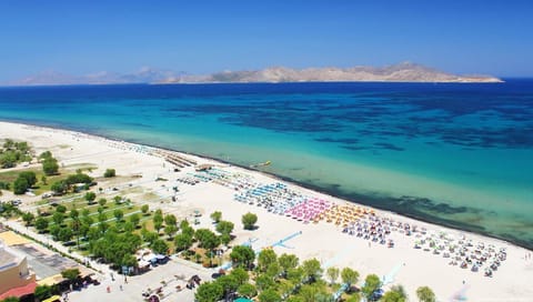 Beach nearby, sun loungers, beach towels