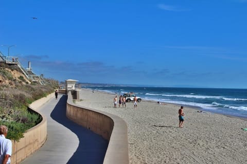 Beach nearby, sun loungers, beach towels