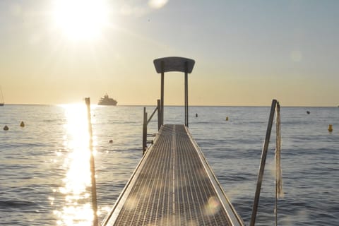 Beach nearby, sun loungers, beach towels